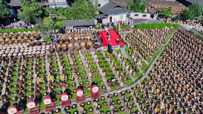 头道秋油揭缸时！先市酱油霜降大典以古法致敬自然！