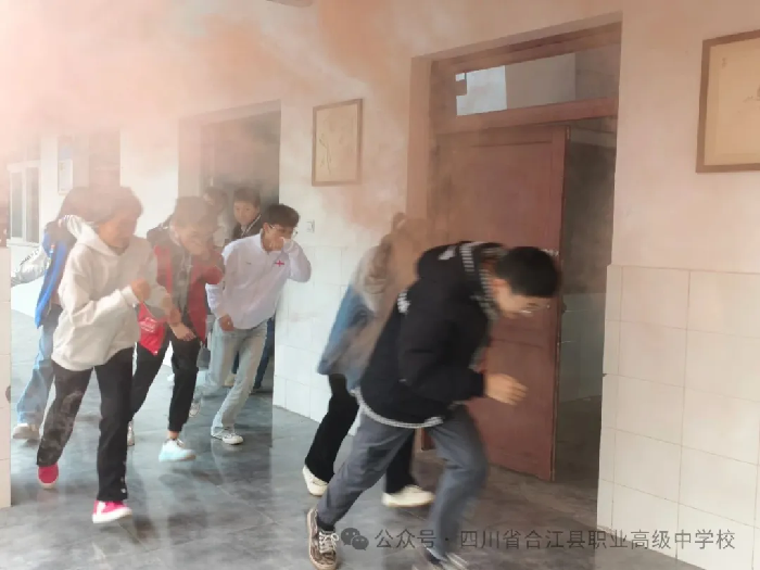 合江职高举行火灾避险应急疏散演练