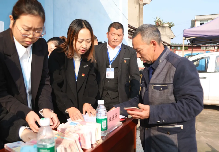 他们，发“年终奖”啦