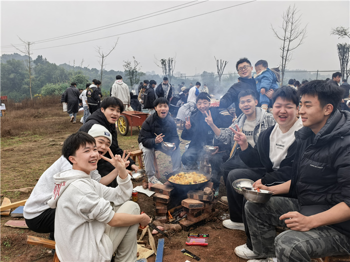 劳动育人拾时光 快乐野炊绘青春——合江职高2023级学子野炊实践解锁“舌尖上的成长” 