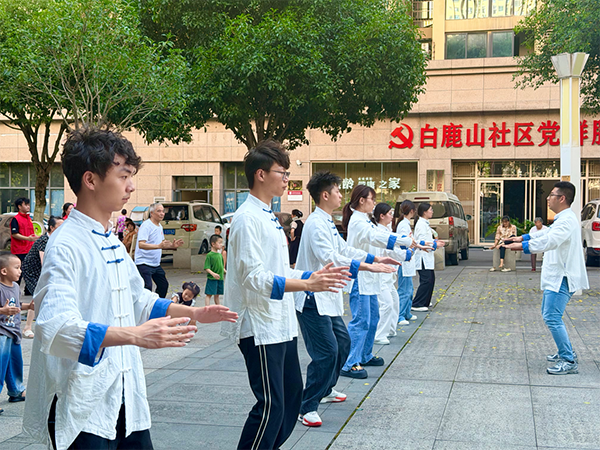 “锦”上添法！重庆一高校师生创编“法治八段锦”把普法搬进晨练场