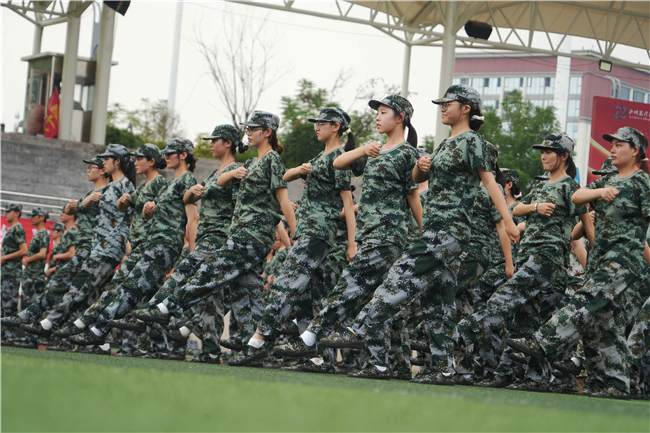 这一课，叫毅力与担当！泸州医疗器械学院2026级新生军训现场直击